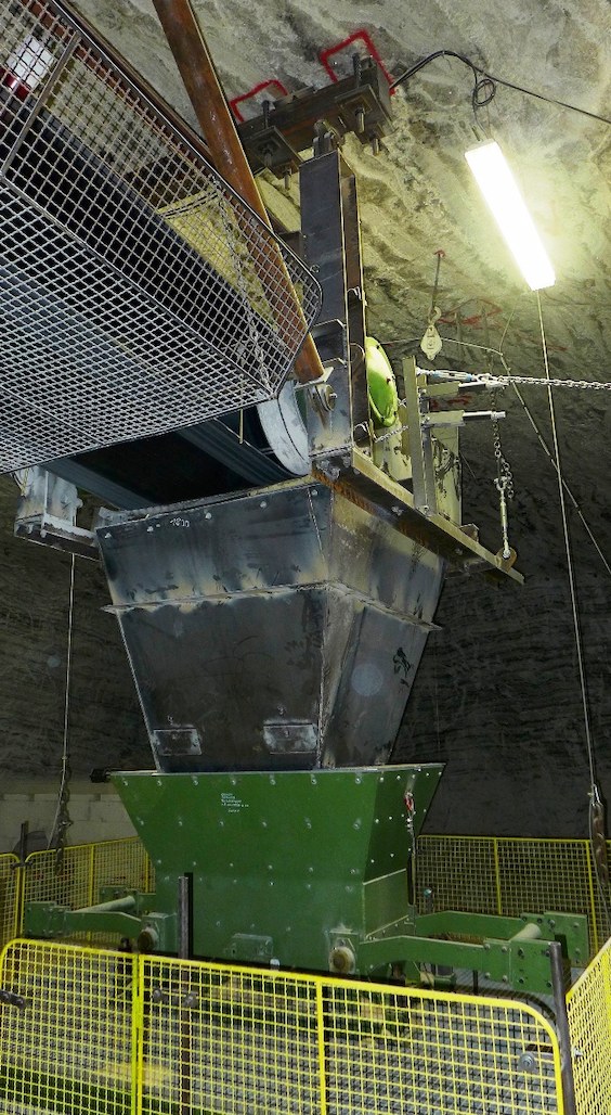 In der Grube Merkers des Werkes Werra der K+S KALI GmbH werden Rolllochklappen &uuml;ber ein F&ouml;rderband mit Kalisalzr&uuml;ckst&auml;nden bef&uuml;llt, bis sie eine maximale Kapazit&auml;t von einer Tonne erreichen