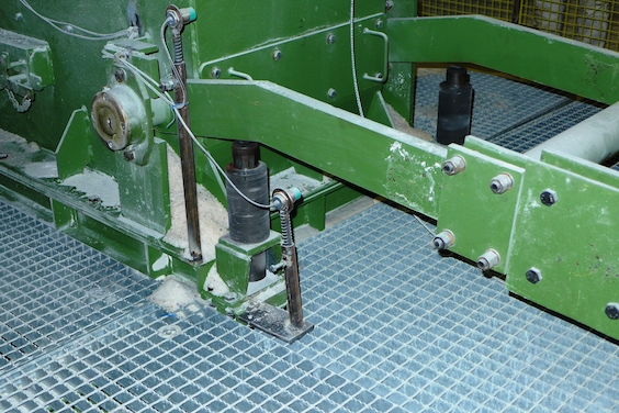 Mit ACE Industriesto&szlig;d&auml;mpfern ausgestattete Gewichtsausgleich-Schwenkarme an den Rolllochklappen machen die F&uuml;llprozesse f&uuml;r die K+S KALI GmbH in der Grube Merkers des Werkes Werra deutlich effizienter als zuvor eingesetzte Gummipuffer und Eigenbaud&auml;mpfer