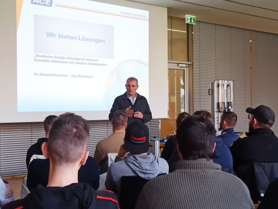 Jörg Brinkmann, Schulungsleiter von ACE, kommt auf Wunsch in Schulen und Universitäten.