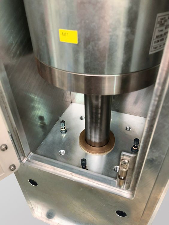 Aufprallplatte darf selbst nicht aufprallen, daher bauen vier ACE Kleinstoßdämpfer zum Schutz der Gesamtkonstruktion zuverlässig und punktgenau die Massenkräfte ab