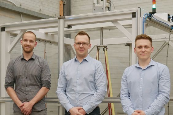 Julian Raimann, Arne Hankemeier und Tobias Ridder (v. l. n. r.), staatlich geprüfte Techniker der Fachrichtung Maschinenbau am Felix-Fechenbach-Berufskolleg, Detmold, vor ihrer Konstruktion