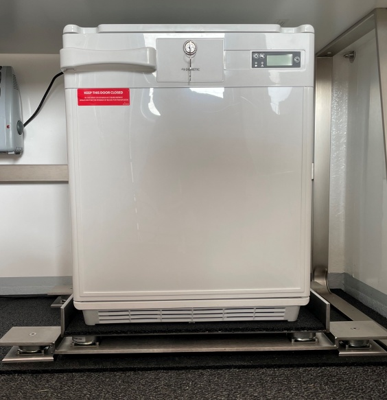 GPS Kühlschrank im Impfmobil front